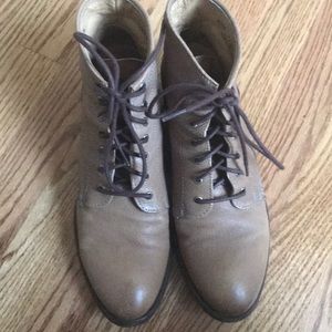 Frye Carson lace up boots size 8.5